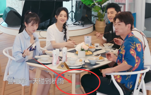 杨紫|明星有多娇气?下雨天出门拉客,别人都穿鞋,赵丽颖却与众不同!