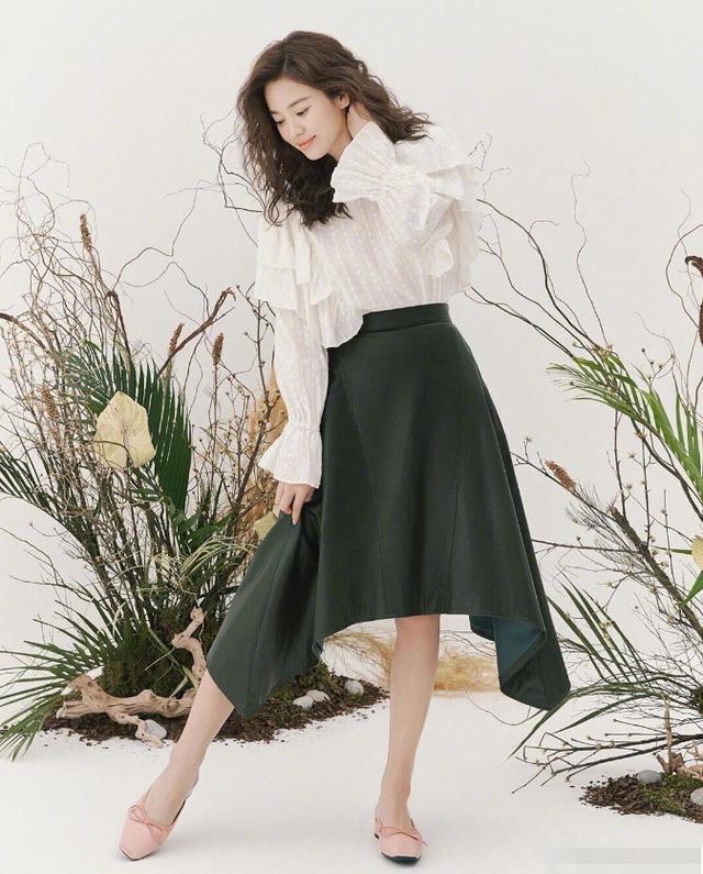 【宋慧乔】宋慧乔海藻卷发美回18岁,潇洒甜美无缝衔接,迎来人生第二春