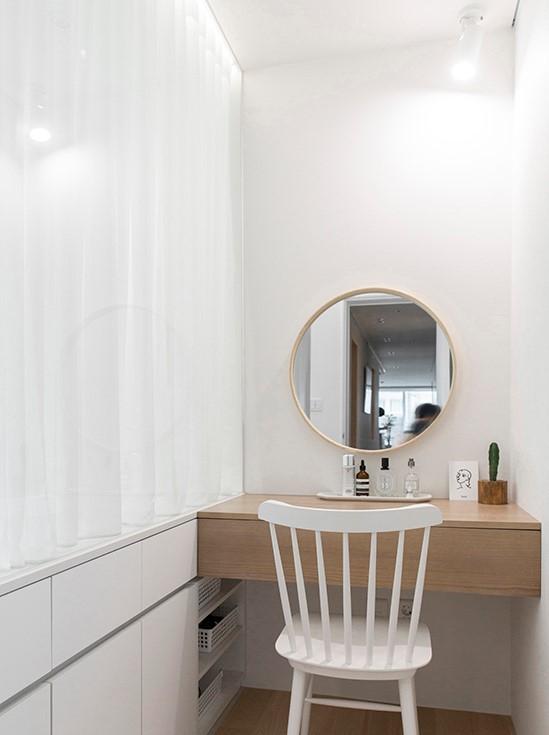 「衣帽间」直到完工才知道媳妇多有眼光，床头做书房，中间隔断半墙半玻璃！