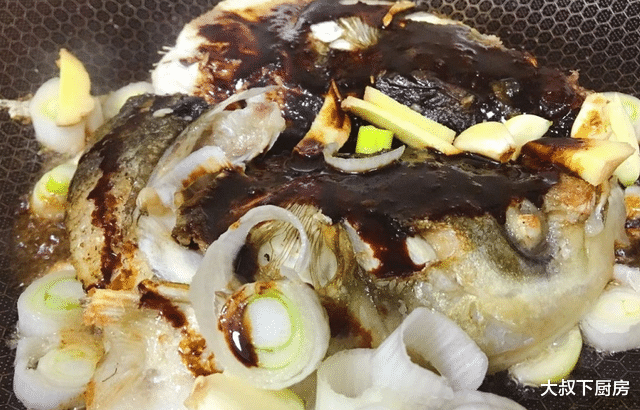 「鱼头」鱼头怎么做？大叔教你酱烧鱼头，酱香浓郁，鲜香味美，超好吃！
