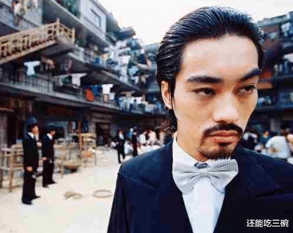 周星驰|还记得斧头帮琛哥吗？签约星爷8年就演两部戏，今娶黑道大佬女儿