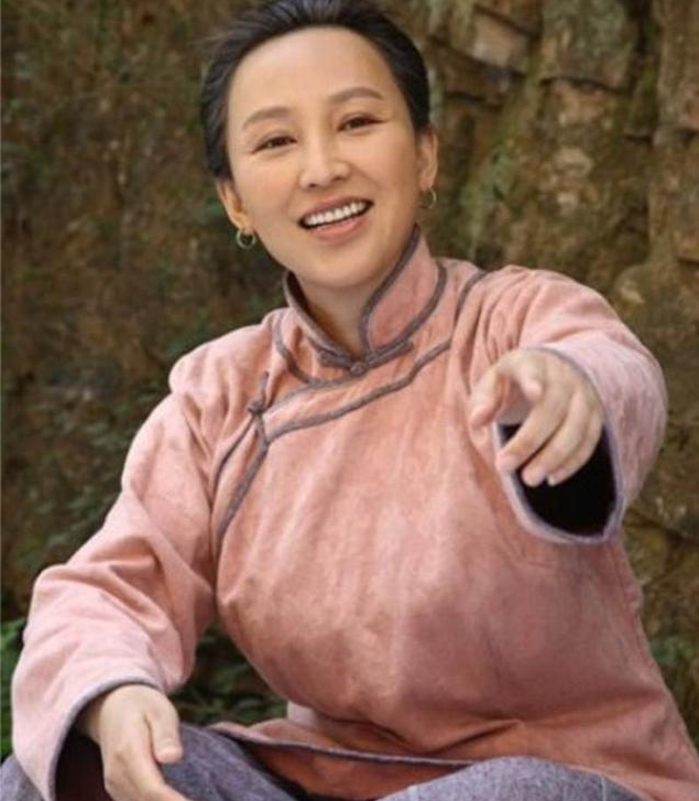 岳丽娜|19岁与导演私奔，裸婚住地下室连生3胎，今丈夫用整部剧捧红她