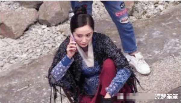 杨幂@明星片场休息都干啥？杨颖抽烟，杨幂抠脚，看到杨紫李现：太爱喝了！