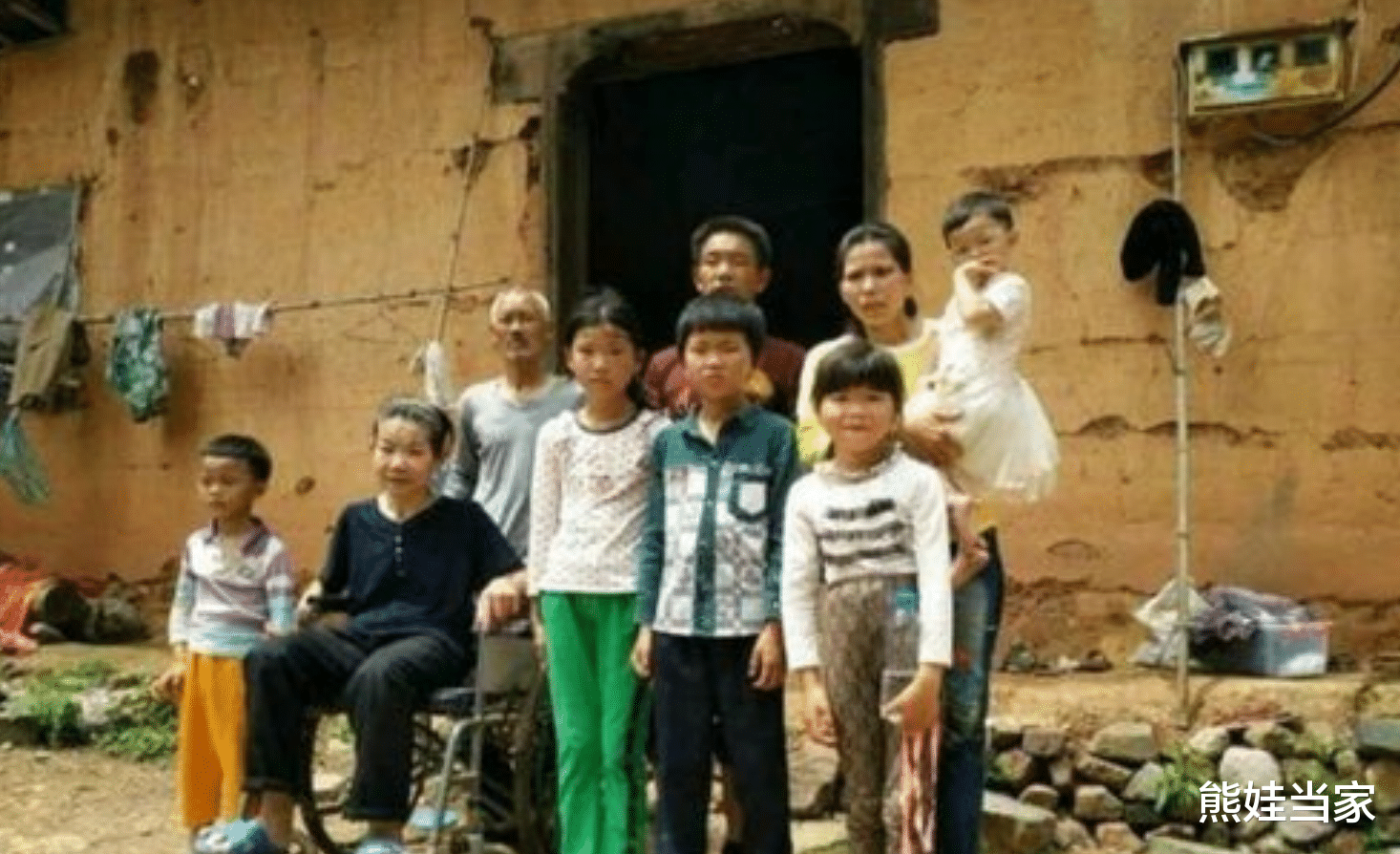 熊娃当家|人大毕业沦落为低保户，是专业害了她吗？农民丈夫7个字说出实情