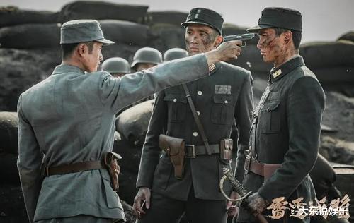 雷霆战将|亮剑3：抽雪茄不算啥，穿裙子不算啥，你看女主腿上是啥？