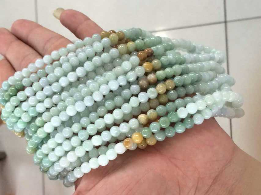 ##珠宝鉴定师都无法拯救,大姐收藏翡翠上瘾