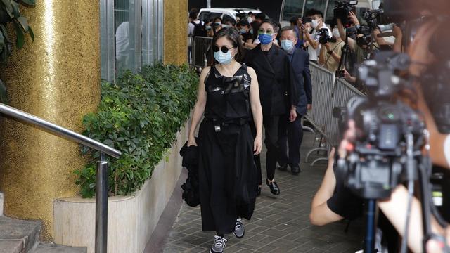 林青霞|林青霞送别赌王出殡,黑衣素颜以表尊敬,白发明显但气场强大