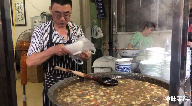 ##街边卖早餐的,都在碗上套个塑料袋,盛的都是滚烫热饭,有毒吗?