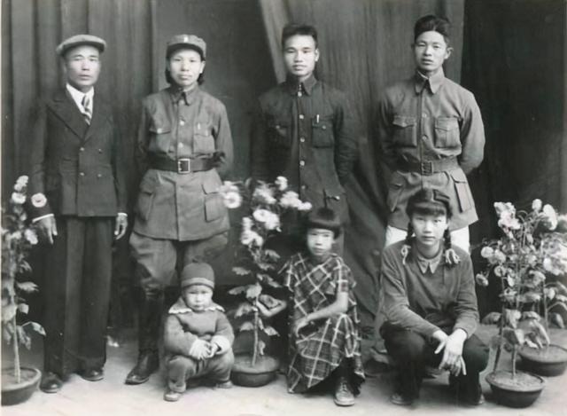 |她是毛泽东的二儿媳，和毛岸青相濡以沫47载，独子晋升少将