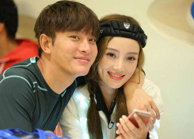 李小璐|偷偷复合了？轮流陪女儿打羽毛球，她俩成教科书式“夫妻”