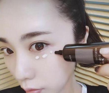 #戚薇#戚薇晒的“万能”眼霜，用后黑眼圈细纹都没了，网友：看来又要涨价了