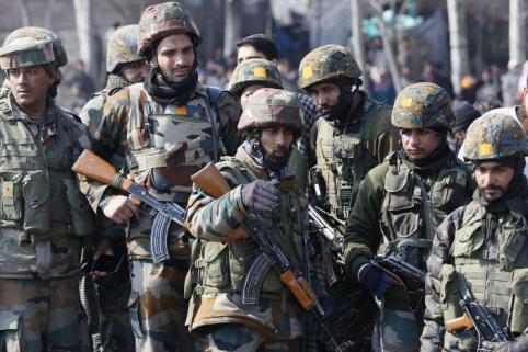 『印度』难怪印度至今不敢出手，张召忠预言再次成真，大批军队暂停行动