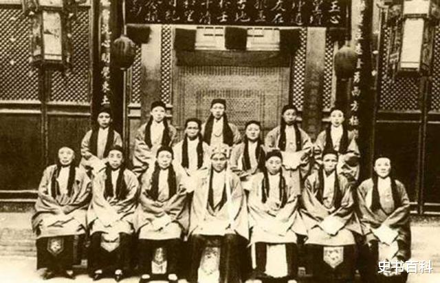 袁世凯|义和团首领表演\刀枪不入\神功，袁世凯不信邪，抬手就是一枪