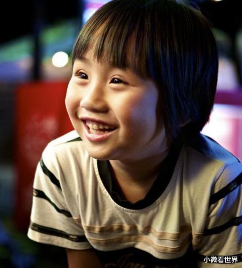 「小小彬」他给亲爸买豪宅, 赚钱给后妈整容, 皮肤溃烂却遭袖手旁观, 今怎样了