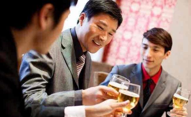 聚会|同学聚会买单大家集体上厕所，班长结账后看到消息愣住了