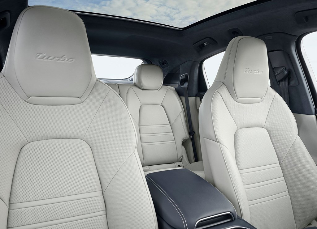 「路虎揽胜」“暴发户”才选揽胜，年轻总裁都开它！标配空气悬架，6.2秒破百