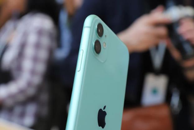 iphone11■iPhone11跳水1100元，对比华为P40，别被低价“蒙蔽”双眼