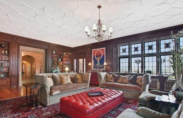 『』参观郭台铭住的豪宅，光占地就好几亩了，内部装修富丽堂皇