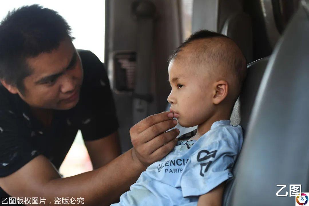 乙图|妻子跑了，90后货车司机带着病儿跑长途：最怕跑着跑着儿子没了