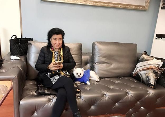 办公室|潘晓婷晒出自己的豪宅，书房装修像总裁办公室，一看就是霸气类型