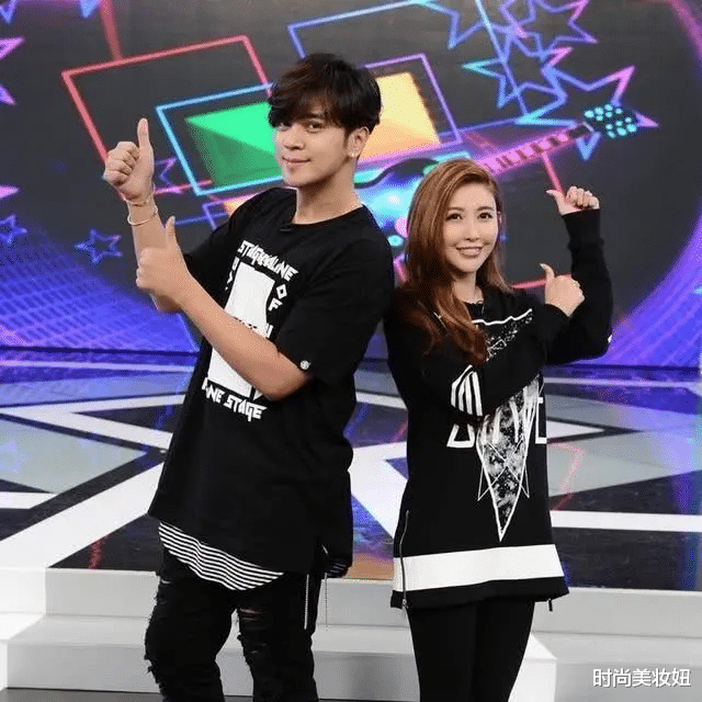 罗志祥@蝴蝶姐姐身材真好，一袭深V连衣裙挽罗志祥亮相，气场全开A爆了