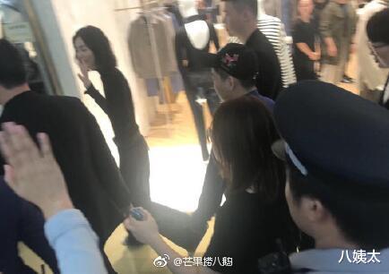 张萌:张萌瘦成那样坐下来腰上一堆肉,难怪秦岚说明星现实中瘦得像鬼