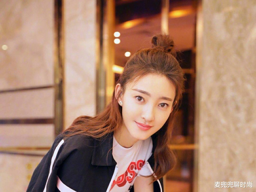 「丸子头」“丸子头”早就过时了!今年开始流行“樱桃头”,8成女生都适合