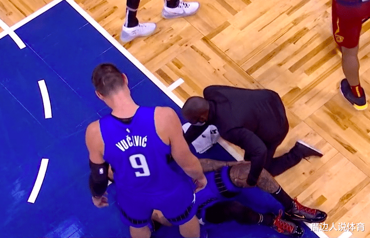 富尔茨|状元重伤！富尔茨无接触左膝扭伤倒地，表情痛苦被轮椅推出场