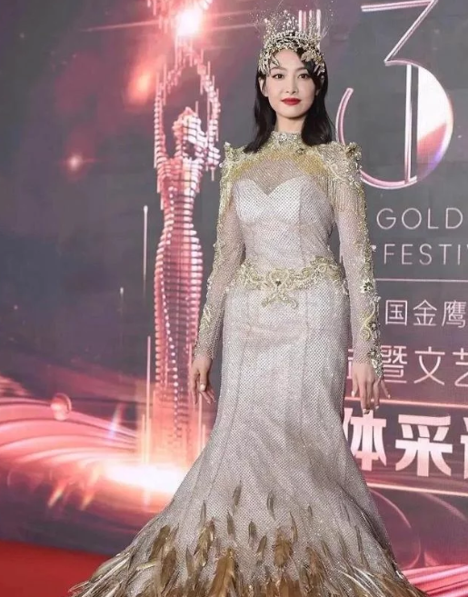 董璇|金鹰节颁奖晚会，死亡灯光下只有虞书欣抗住了，宋茜人都变形了