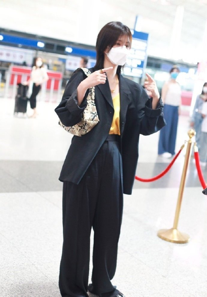 西装▲乔欣换一种穿搭风格真好看，黑色西服搭配阔腿裤，干练又时髦