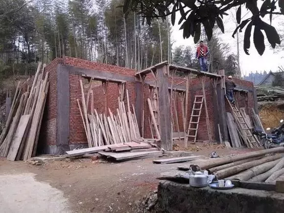 「」实拍丨外地农民工回乡盖自建房，三层主体不到40万全搞定
