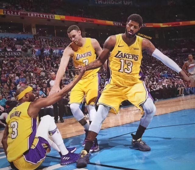 湖人队|快船绝望了，詹姆斯窃喜！又一巨头宣布留队，湖人三连冠稳了