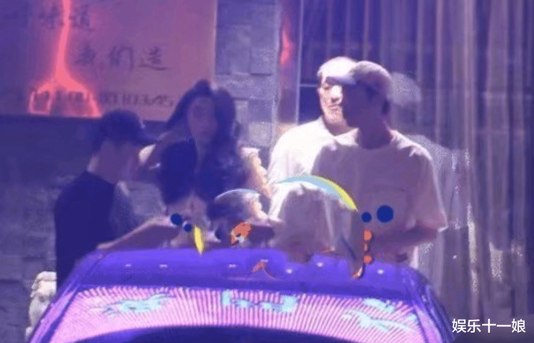 范冰冰|刚否认和李晨复合,范冰冰就盯上46岁影帝?亲密牵手合照流出!