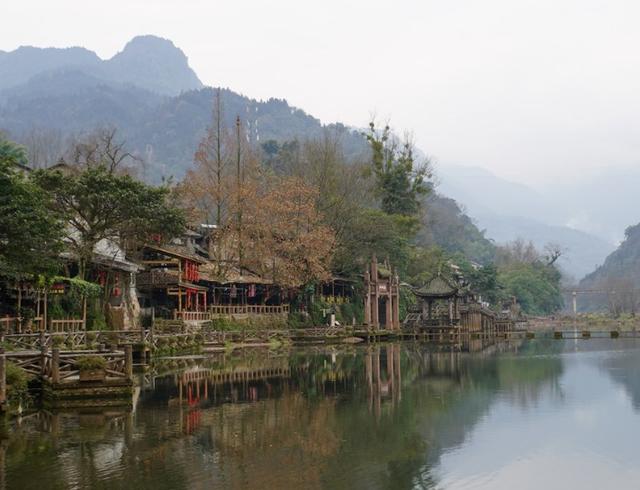 古镇■隐藏在四川的烟雨古镇，距今约900年历史，有108棵参天古树