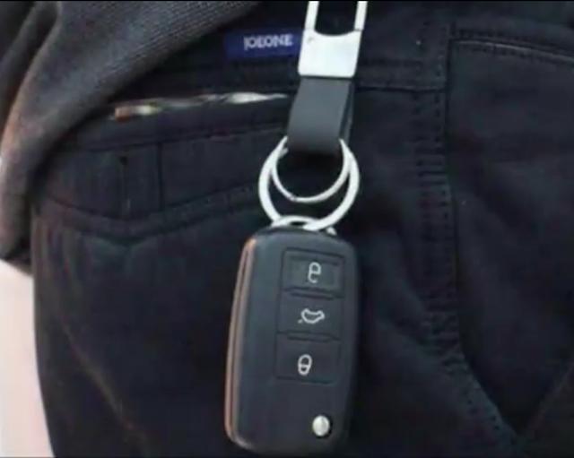 |车钥匙挂腰上的是什么人?“穷人思维”作怪,就这么可笑