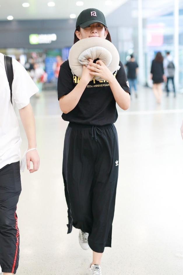 【刘海】谢娜海军风衣引领新时尚，八字刘海低马尾好温柔，这么穿真显小