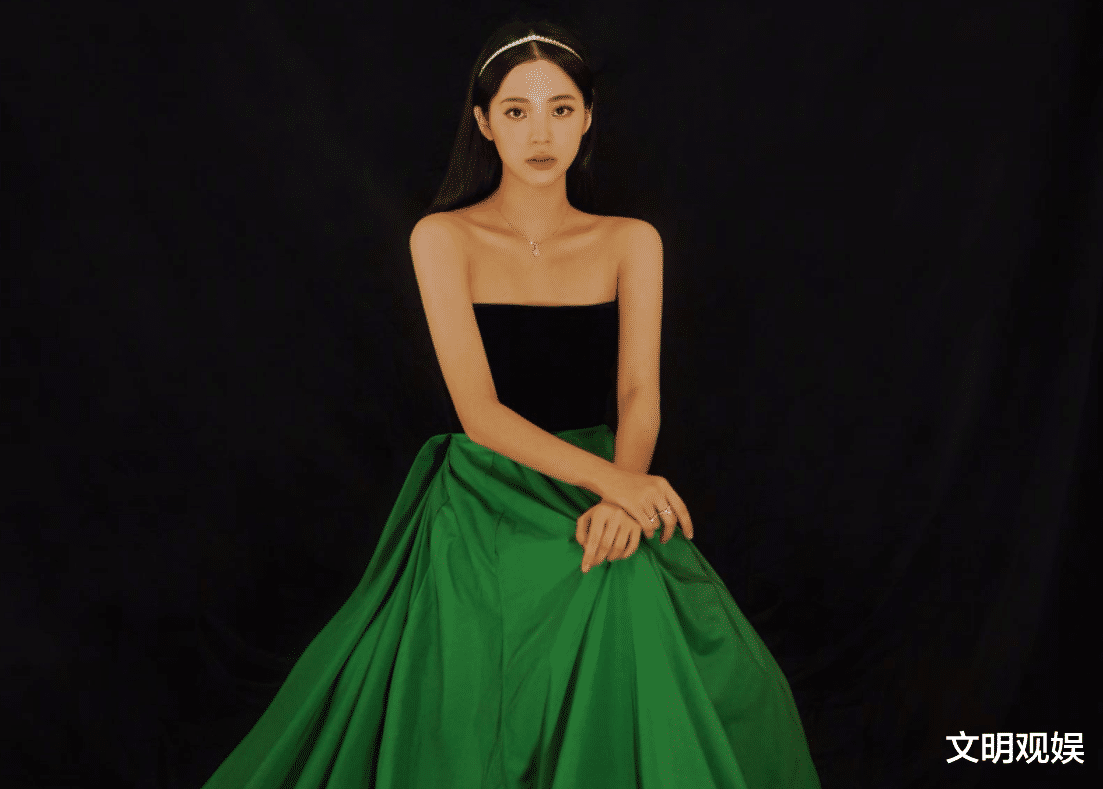 欧阳娜娜|欧阳娜娜在音乐节表演，细品她镜头里的模样，果然是“大提琴公主”