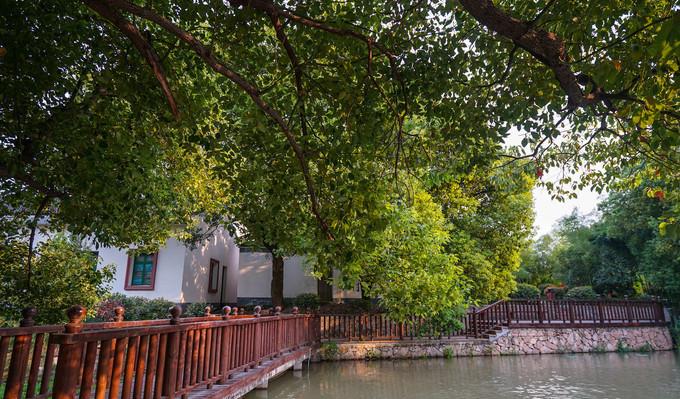 「杭州」县城旅游资源丰富，被誉为“杭州后花园”，常被误以为属于杭州