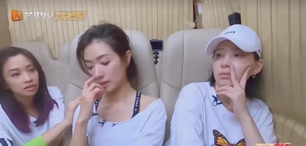 万茜|万茜的飘和她的做作能平级了，现在黄龄和李斯丹妮都皱眉不搭理她