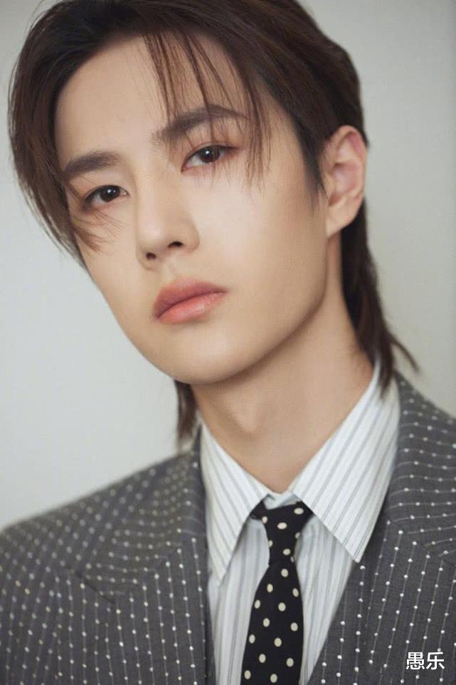 王一博5年前旧照被扒出,五官精致6块腹肌荷尔蒙爆棚,无意暴露一缺点