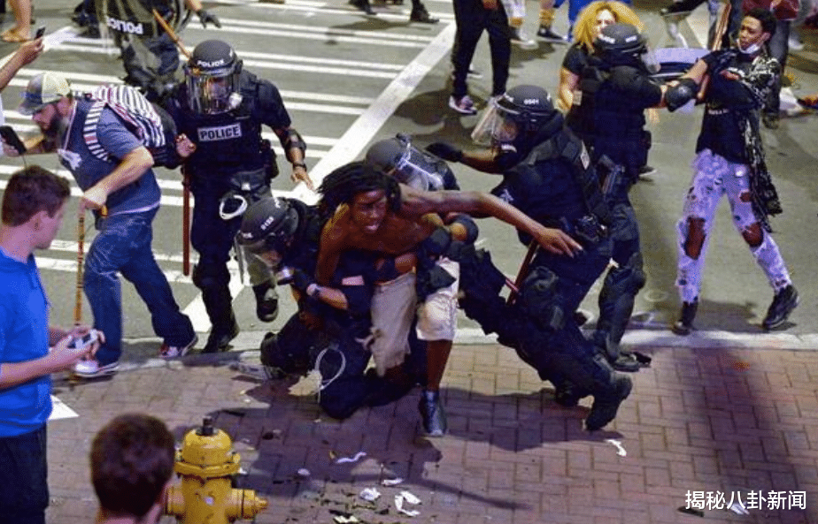 美国@截止6月7日9时，纽约“镇压行动”升级，大批白人警察夺路而逃！