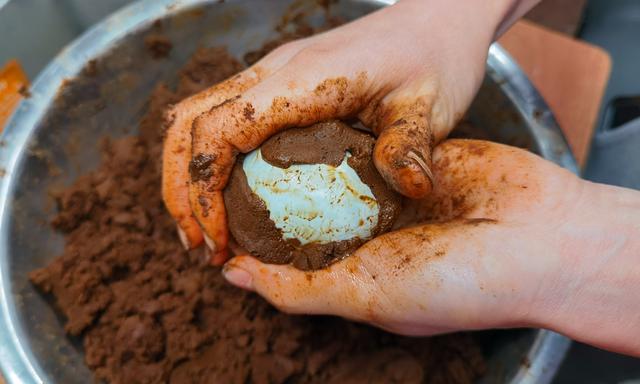 『玉米』腌咸鸭蛋，只加盐就错了，多加这2样，个个起沙流油，半月就能吃