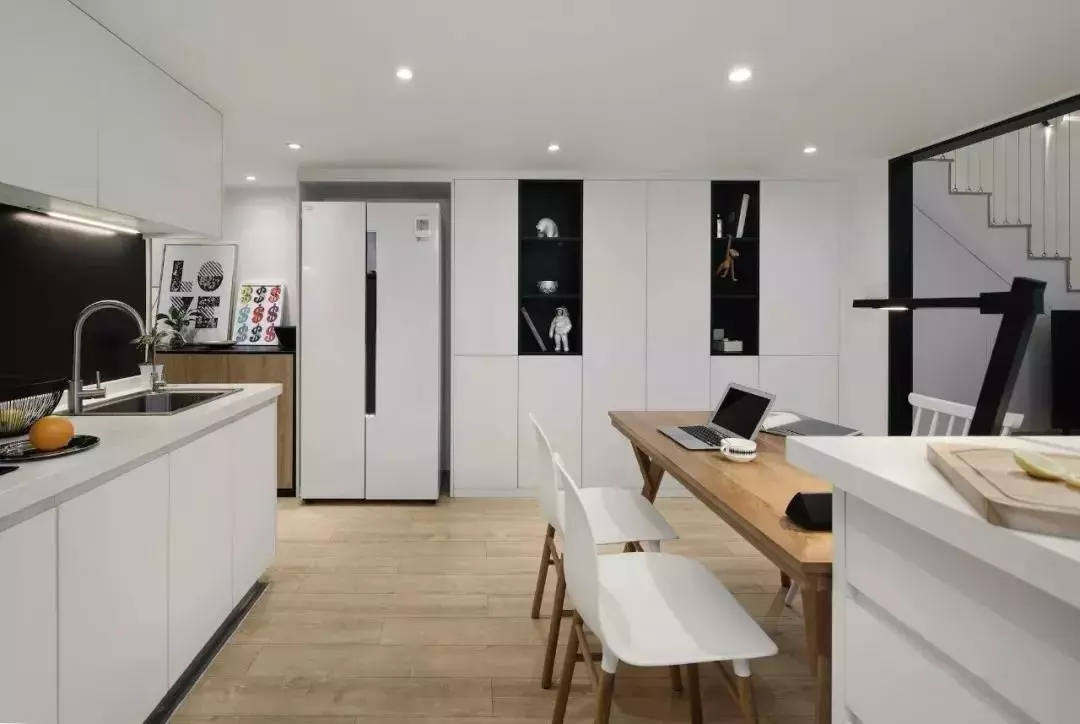 ##后悔把冰箱放在厨房了，太难搞卫生了！现在都流行放这里...…