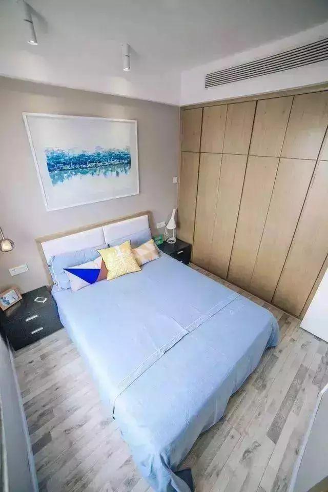 ▲48平小蜗居硬是挤出两间房,阳台书桌后面隐藏床设计,太赞了