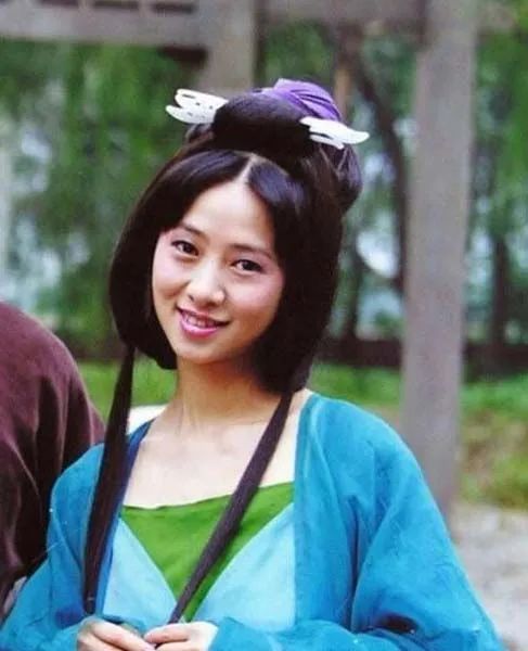 翁虹|翁虹13岁女儿颜值高，高鼻梁大眼睛，还有一股“混血风”