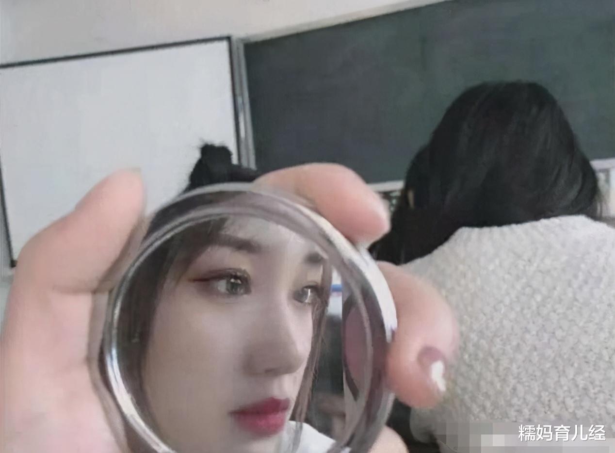 高中女生|高中女生上课经常做的4个“小动作”,尤其第3个,说中不许狡辩