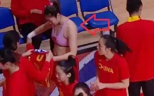 「女篮」中国篮球女神李梦，因场边换衣露腹肌走红，国足“白斩鸡”要脸红