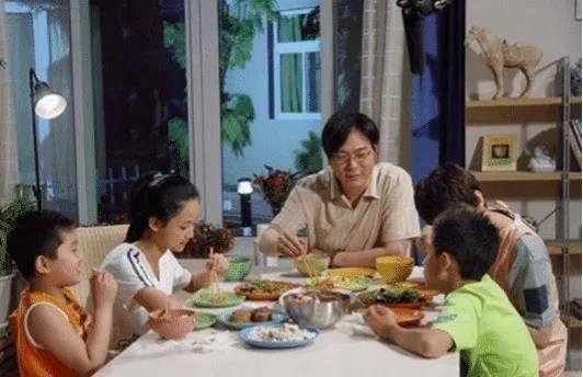 「还珠格格」家有儿女饭菜是假的， 还珠格格假的， 这部剧组穷饭菜却用真的