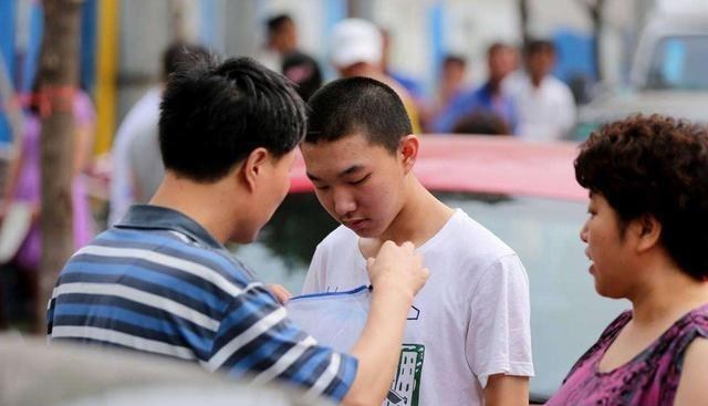 ##高考当天四大景,许多家长都有过,今年你会中几个?