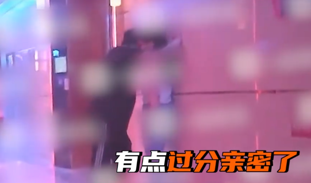 李湘老公KTV“壁咚”辣妹，兩人疑似親吻，女子掙紮以後放棄抵抗-圖4